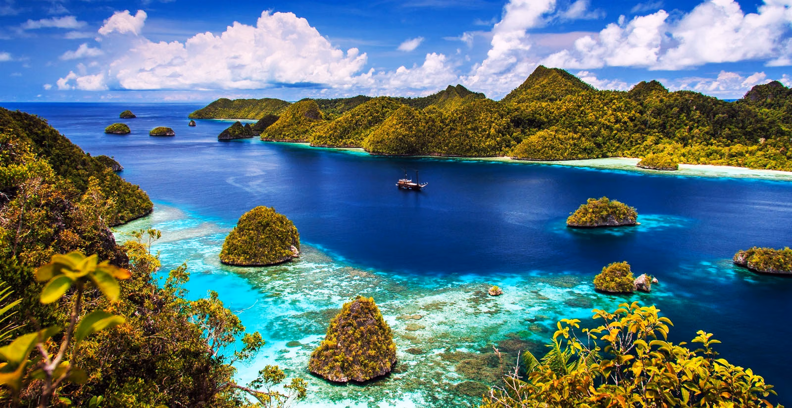 10 Destinasi Wisata di Indonesia yang Wajib Dikunjungi Traveler Sejati!