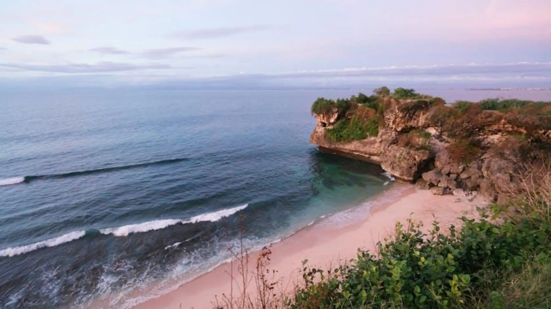 Pantai Tenang di Bali yang Tersembunyi